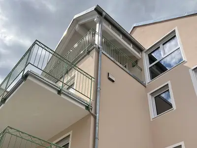 Das große Fenster bringt viel Licht in die Wohnung