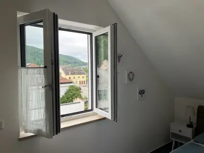 Blick aus dem Fenster auf ein Eiscafé