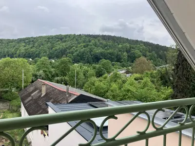 Blick von der Dachterrasse auf die herrlich grüne Landschaft und den Fuchsgarten (Biergarten) mit Streichelzoo