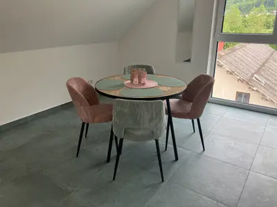 Gemeinsam am runden Tisch sitzen