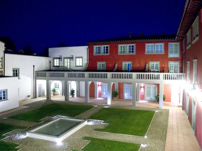 Eine spektakuläre Nachtansicht der Villa Palagio
