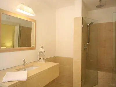 Badezimmer mit Dusche
