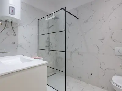 Badezimmer mit Dusche