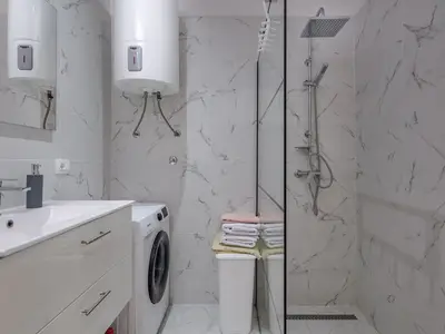 Badezimmer mit Dusche