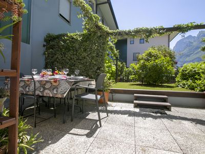 Die Terrasse und der Garten mit Blick auf die Berge