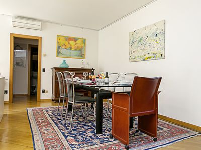 Das Wohnzimmer mit Esstisch und Perserteppich