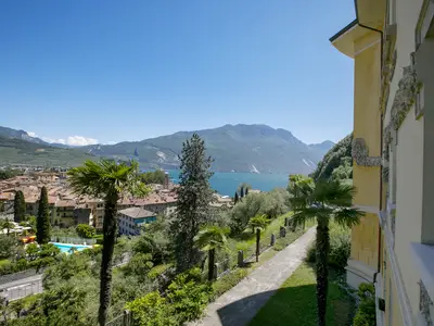 Die schöne Aussicht vom Balkon auf den See