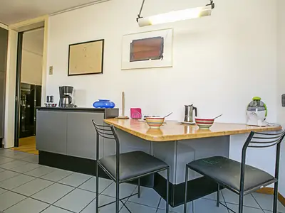 Die Küche mit ihrem idealen Tisch zum Frühstück