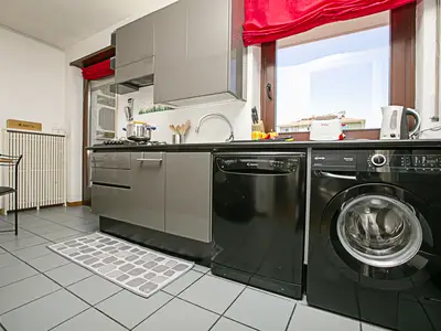 Die Küche mit Ausgang zum Balkon