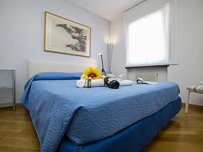 Das Hauptschlafzimmer mit einer schönen Stehlampe