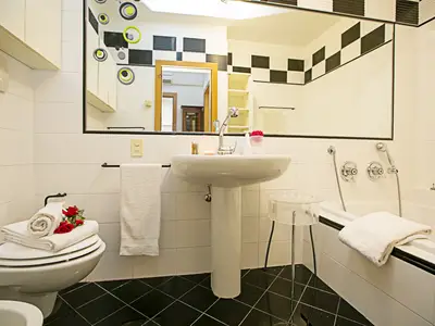 Das erste Badezimmer mit Badewanne, WC und Bidet