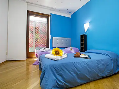 Das zweite Schlafzimmer mit Ausgang zur Terrasse