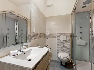 Badezimmer mit Dusche