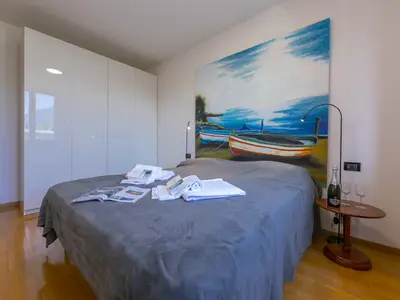 Das Hauptschlafzimmer aus dem Fenster genommen