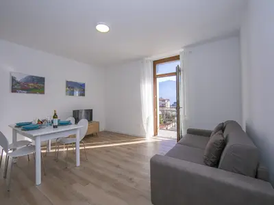Das Wohnzimmer mit Ausgang zum Balkon