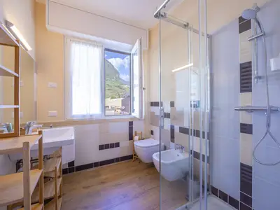 Das zweite Badezimmer mit Dusche, WC und Bidet