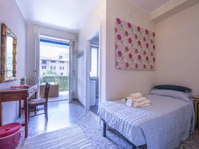 Das vierte Schlafzimmer mit Zugang zum Balkon und eigenem Bad