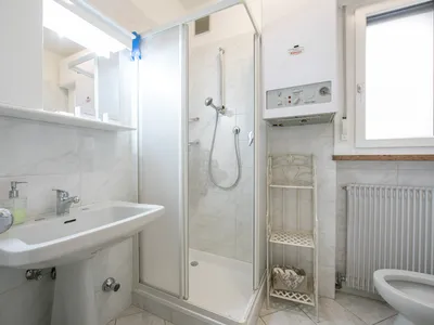 Das Badezimmer mit Fenster