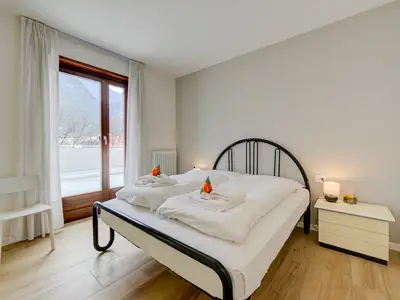 Das Hauptschlafzimmer mit Zugang zur Terrasse