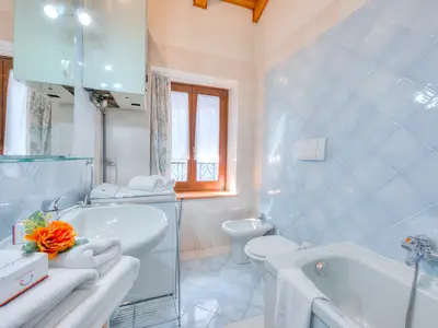 Das Hauptbadezimmer mit Badewanne