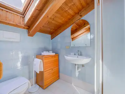 Das zweite Badezimmer verfügt über eine Dusche