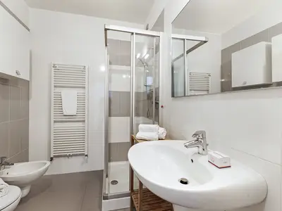 Badezimmer mit Dusche