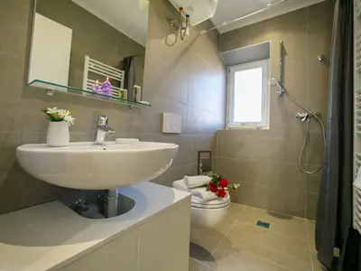 Badezimmer mit Dusche