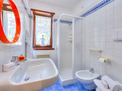 Badezimmer mit Dusche