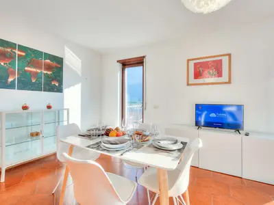 Der Esstisch mit Zugang zur Terrasse