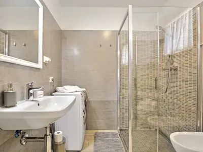 Badezimmer mit Dusche