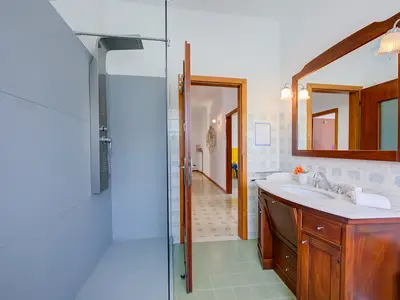 Großes und helles Badezimmer mit Dusche