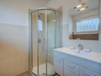 Badezimmer mit Dusche