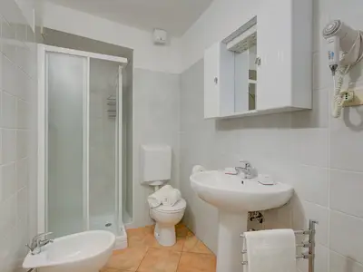 Badezimmer mit Dusche