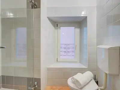 Badezimmer mit Dusche
