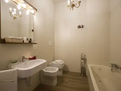 Badezimmer mit Badewanne, Toilette und Bidet