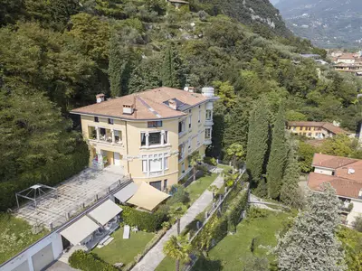 Die Villa mit einer Drohne vom Himmel genommen