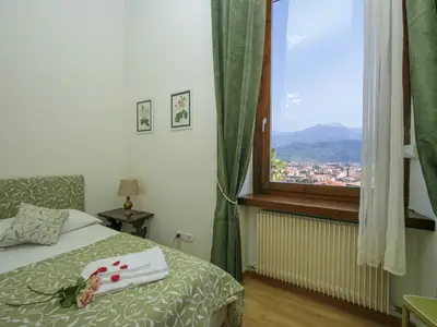 Das Haupt Schlafzimmer mit Blick auf den See aus dem Fenster