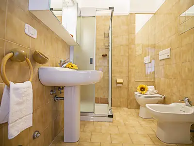 Das Badezimmer mit Dusche, WC, Bidet und Waschmaschine