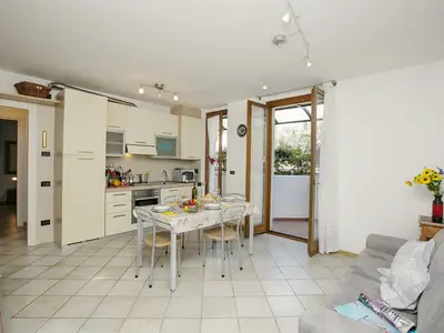 Wohnzimmer mit Küchezeile, esstisch und Schlafsofa