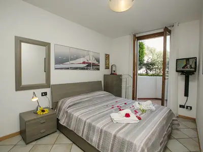 Hauptschlafzimmer mit Zugang zum Balkon