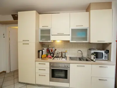 Gut ausgestattete Küche mit Herd, Ofen und Mikrowelle