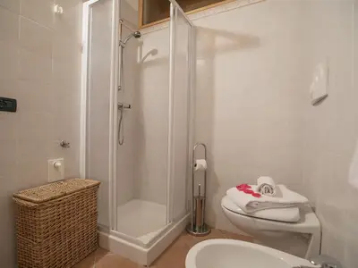 Badezimmer mit Dusche, Toilette und Bidet