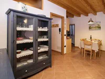 Wohnzimmer mit offener Küche