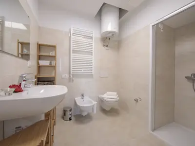 Zweites Badezimemr mit Dusche, Toilette und Bidet