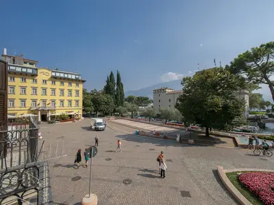 Ein weiterer wunderschöner Blick auf den Garibaldi-Platz und die alte Burg La Ro