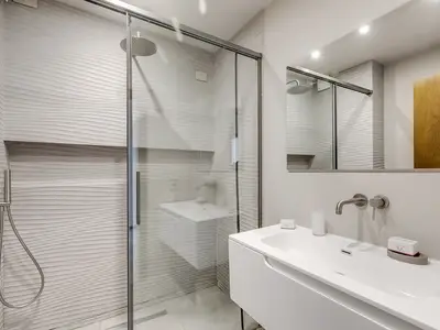 Badezimmer mit Dusche