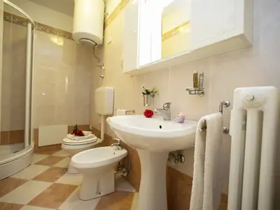 Badezimmer mit Dusche