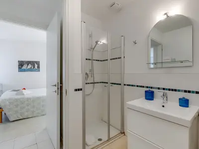 Badezimmer mit Dusche