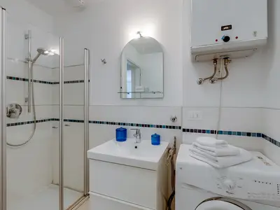 Badezimmer mit Dusche