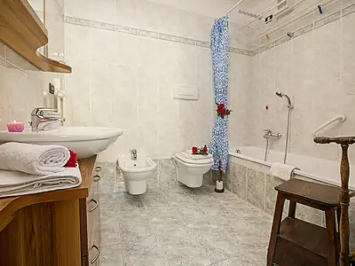 Badezimmer mit Badewanne